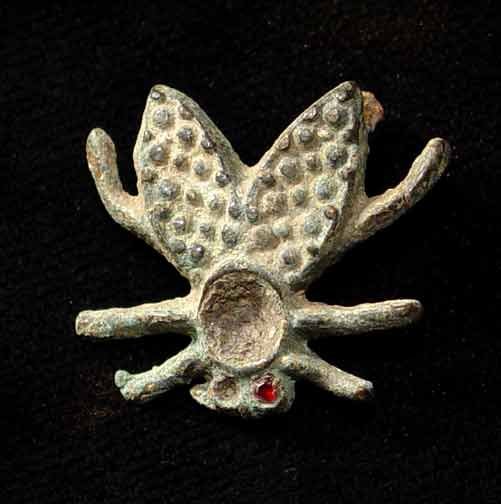 FINE MEDIEVAL BRONZE FIBULA IN THE FORM OF A BEE: FINE MEDIEVAL BRONZE FIBULA IN THE FORM OF A BEE, c. 6th-10th century AD. A small garnet still intact in one of the eyes, a larger setting on the back empty. Remains of iron post on the back. Very rar