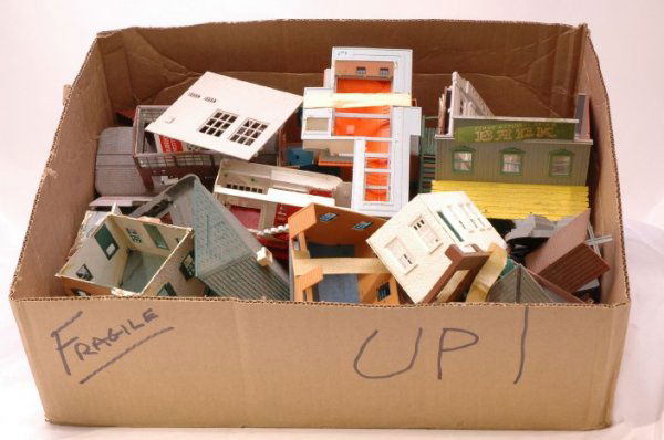 Plasticville Parts Buildings Figures Lunch Bucket: Assortment of Plasticville parts, buildings, fence, telephone poles, and figures, Lionel tin and lunch bucket. Please view items as shown in the photos to verify condition and selection. This lot will