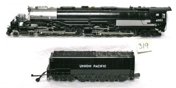 Williams Union Pacific 4-8-8-4 Big Boy 4002: Williams Union Pacific 4-8-8-4 cab number 4002 Big Boy steam loco and tender in original box, test run C8+, rubber traction tires could stand to be replaced. Box shows very light wear.
