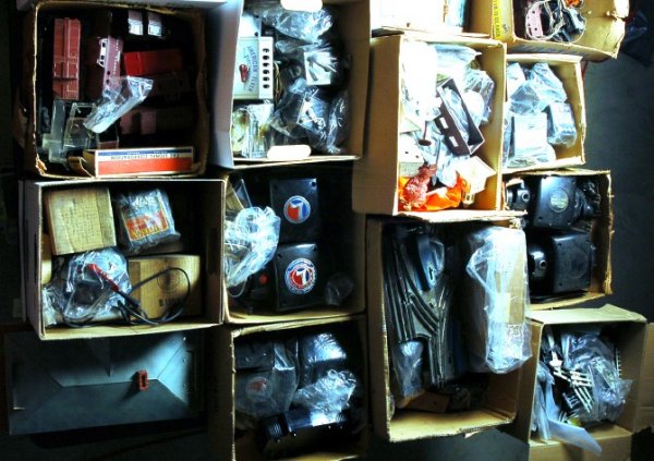 MASSIVE Lionel, American Flyer parts lot 4 tables