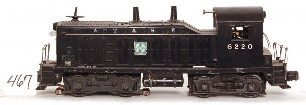 Lionel 6220 A.T.S.F. NW-2 switcher: Lionel 6220 A.T.S.F. NW-2 switcher, cracked brake wheel, missing front hand grabs, bell and one window strut. Please view our photos for the best description and as to the condition of items in this l
