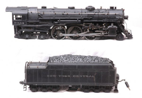 Lionel 700E NYC Hudson 700W Boxed: Desirable Lionel prewar O gauge 700E New York Central scale Hudson 5344 steam locomotive with 700W tender. One section of piping near front of boiler has separated and needs re-soldered. The loco has