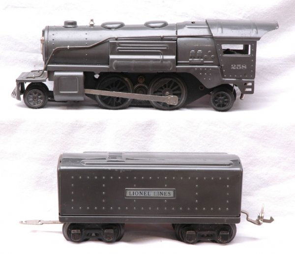 Lionel Gunmetal 258 Steam with 01689W Tender: Lionel prewar O gauge gunmetal 258 steam locomotive with gunmetal painted trim and 01689W tender. Loco has minor damage on one steam chest and top of cab. Both are C6-7.