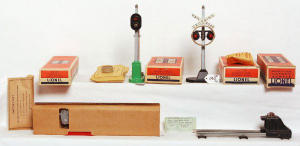Lionel 025, 152, 153 and 154 in OB: Lionel 025 illuminated bumper w/one straight section O gauge track, 152 automatic crossing gate w/45N-15 envelope w/153c, instructions sheet and three wire coils, 153 automatic block signal control w/