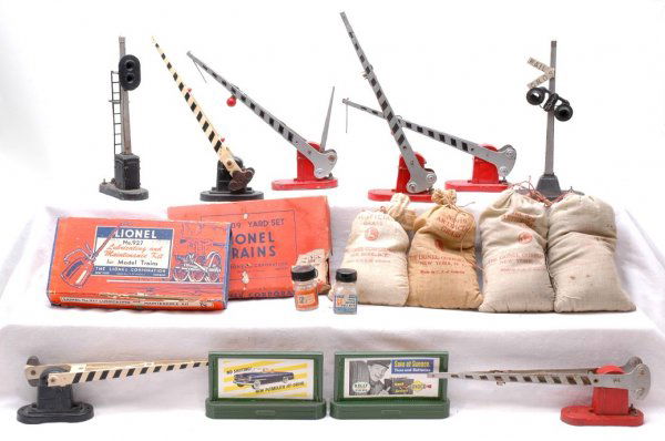 Lionel 152 927 309 252 919 154 153: Lionel postwar accessories; four 152 crossing gates, 927 lubricating and maintenance kit, 309 yard set, two 252 crossing gates, four bags of 919 artificial grass, 154 highway signal, 153 block signal,