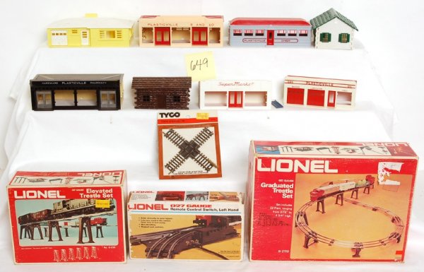 Big lot of toy train related parts and pieces - 3