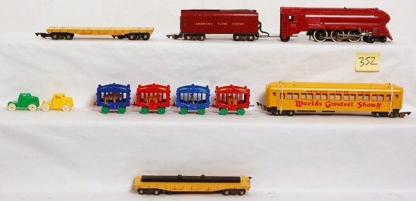 American Flyer 353, two 643, 649, four wagons - 2