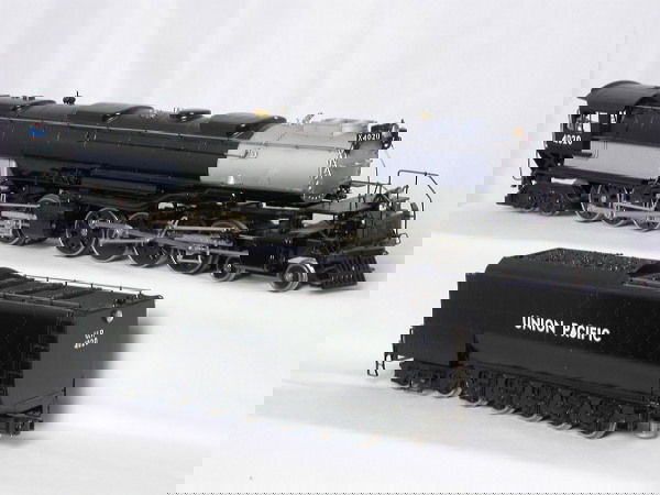 Williams 7001 Union Pacific Big Boy 4-8-8-4: Williams 7001 3-rail Union Pacific 'Big Boy' 4-8-8-4, designed for O72 track, does have some light wear from use including damaged grabirons on tender, but no major damage, C7 in OB with paperwork.