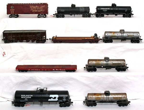 Ten O scale 2 rail freight cars: Ten O scale 2 rail freight cars, hopper has a broken truck and boxcar has broken catwalk ends. Sunoco tank cars are postwar Lionel. Please view our photographs for the best description and as to condi