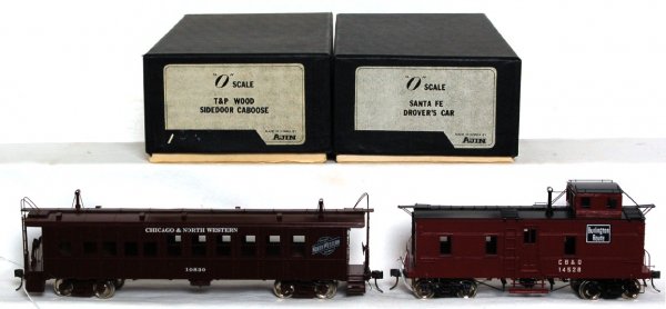 Ajin brass T&P caboose, C&NW DroverÕs car in OB: Ajin Precision brass O scale Texas and Pacific wood sidedoor caboose and a Chicago and North Western DroverÕs car in original boxes, C9-10. C&NW is in a Santa Fe DroverÕs car OB. Both cars have Kade