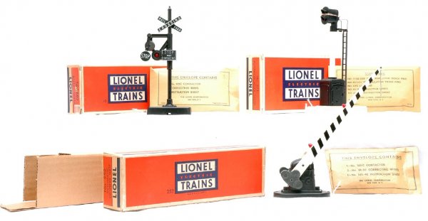 Lionel 140 Signal 252 Gate 253 Signal MINT Boxed: Lionel postwar 140 banjo signal, 252 automatic crossing gate with original cardboard insert and 253 automatic block signal all in OBs with factory sealed packets, C9-10. The OBs are clean and have all