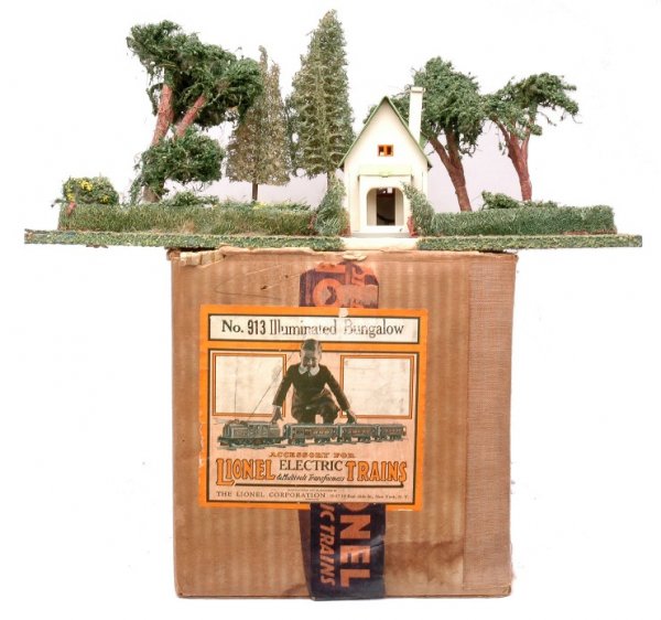 Lionel 913 Bungalow Landscaped Plot LN Boxed: Lionel prewar 913 illuminated bungalow landscaped plot in OB. The 184 bungalow has Hiawatha gray base, white walls and chimney, apple green roof and orange window inserts. Trees and shrubbery are inta
