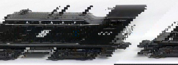 Lionel 623 Santa Fe NW2 switcher, small GM decals: Lionel 623 Santa Fe NW2 switcher, small GM decals, antenna is broken O/W a very nice engine, very low mileage, decals are 100% intact, nice C7.