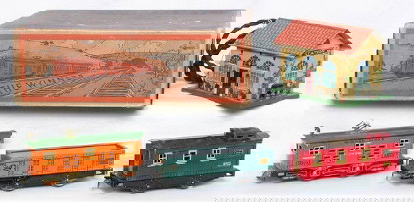 Prewar Winner Lines boxed train set: Lionel prewar Winner Lines train set with a nice and complete set box, 1010 loco, 1512 gondola, 1517 caboose and a 1012 station. Trains are C5-6.