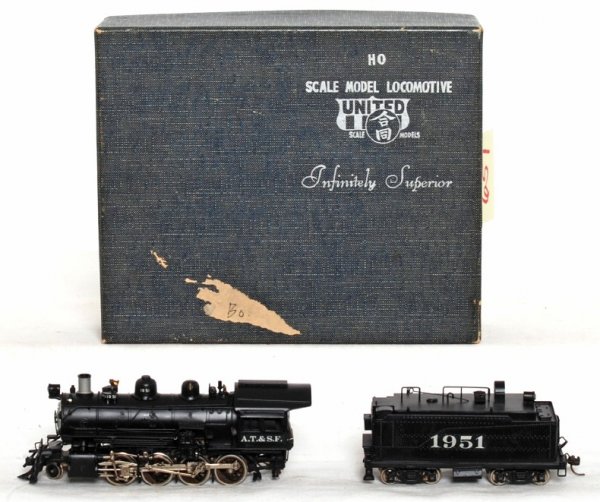 United Scale Models brass HO Santa Fe 2-8-0: United Scale Models brass HO scale Santa Fe 2-8-0 consolidated loco and tender in original box, C9 area.