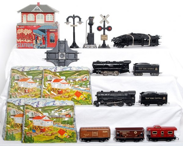 Nice lot of Marx trains and accessories: Marx whistling station in original box, diecast 999 2-4-2 loco and tinplate NYC tender, tinplate key wind loco and NYC tinplate tender, 90171 B&LE boxcar, 738701 PRR gondola and 556 NYC caboose, twelv