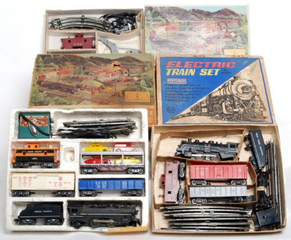 Six Marx O gauge boxed train sets: Six boxed Marx sets: Marx boxed freight set 52885 w/UP 666 loco and tender, 43461 PFE reefer, 51100 SOU. auto carrier, 51170 Erie gondola, 3900 UP caboose, track and transformer. Track has some light