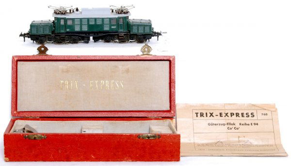 Trix-Express HO 760 Guterzug-Ellok Reihe E 94: Trix-Express HO scale 760 Guterzug-Ellok Reihe E 94 CoÕ CoÕ in original box. a little surface rust on handrails and steps, otherwise train should clean C8 area. Original instructions sheet included.