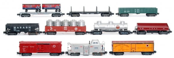 Ten postwar American Flyer S gauge freight cars: Ten postwar American Flyer S gauge freight cars, C6-7. 940 Wabash hopper, 926 Gulf tank (one tank end is chipped), 919 CB&Q automatic dump car, 928 New Haven flatcar (missing one step), 25052 action c