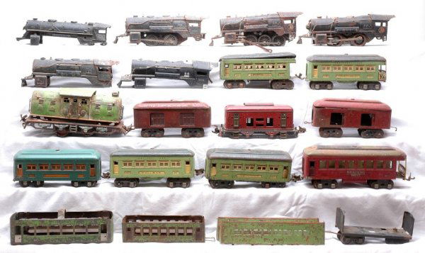 Lionel 607 607 608 608 607 254 204 259E 258 248: Lionel prewar O gauge passenger cars including; two 607 two-tone green Pullmans, two 608 two-tone observations, 607 peacock Pullman, and two others. Also included are; 254 electric loco, 248 electric