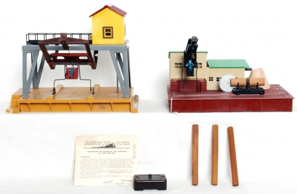 American Flyer 787 log load and 23796 saw mill: American Flyer 787 log load and 23796 saw mill, C6+. One control button, three logs and an original instructions sheet for 23796 included.
