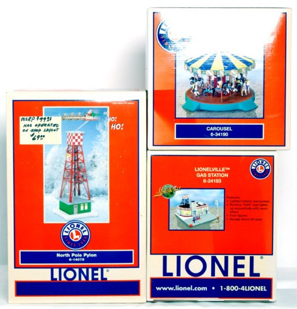 Lionel 34190, 24183 and 14079 operating acc.: Lionel 34190 carousel, 24183 Lionelville gas station and 14079 North Pole pylon in original boxes, C7-9. 14079 has a post-it note stating it had been operated on a shop layout. Boxes show little wear,