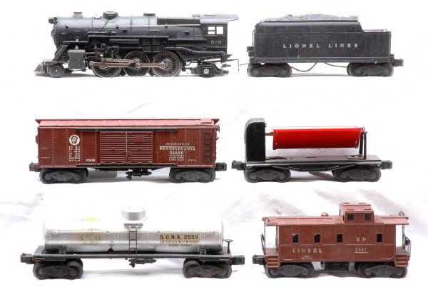 Lionel 675 Loco 2466WX X2458 2555 3559 2357: Lionel postwar freight set containing; 675 steam 2-6-2 loco, 2466WX tender, X2458 Pennsylvania automobile boxcar, 2555 Sunoco single dome tank, 3559 operating coal car and 2357 SP caboose with a broke