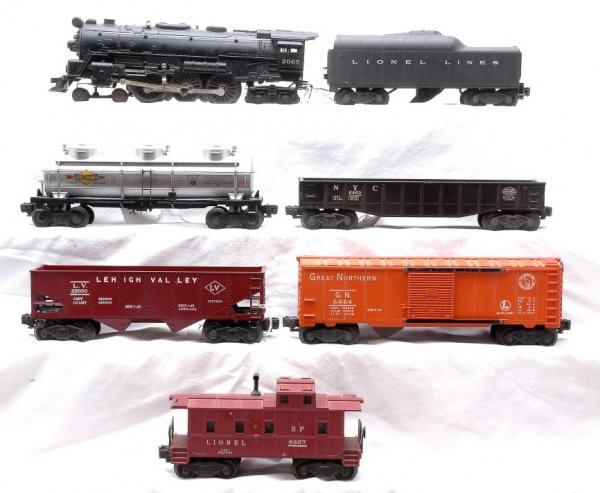 Lionel 2065 2046W 6415 6456 6462 6464-25 6357: Lionel postwar freight set no. 1515WS, circa 1954 containing; 2065 black 4-6-4 steam loco, 2046W tender, 6415 Sunoco three dome tank, 6456 Lehigh Valley hopper, 6462 New York Central gondola, 6464-25