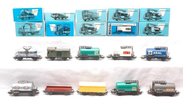 Marklin 4501 4503 4509 4600 4644 4645 4646 OBs: Marklin HO gauge ten freight cars; 4501 Esso tank, 4503 low-sided goods truck, 4509 banana van, 4600 goods train luggage guardÕs van, two 4644 BP tanks, 4645 Total tank, 4646 Aral tank, 4647 Bayer ta