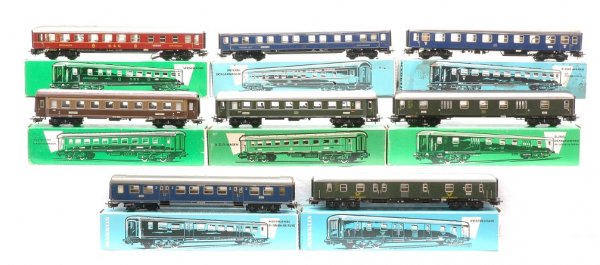 Marklin 4024 4029 4032 4036 4037 4044 4047 OBs: Marklin HO gauge eight passenger cars; 4024 dining car, 4029 sleeping car, 4032 fast train coach with tail lights, 4036 Italian coach, 4037 express coach, 4044 express luggage van with tail lights, 40