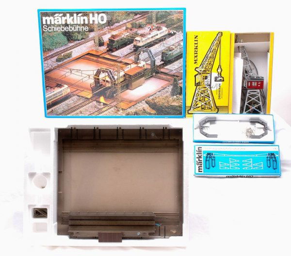 Marklin 7294 Transfer Table 7295 Kit 7051 OBs: Marklin HO gauge 7294 transfer table in OB with a 7295 Catenary kit for transfer table in OB. Also included is a 7051 remotely controlled slewing crane with lifting magnet in OB. All items are C7.