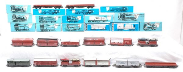 Marklin 4514 4613 4614 4619 4624 4626 4629 OBs: Marklin HO gauge freight cars; 4041 luggage van with tail lights, three 4514 low-sided bogie goods trucks, 4613 truck loaded with motor cars, 4614 truck for motor cars, unloaded, 4619 truck with slidi