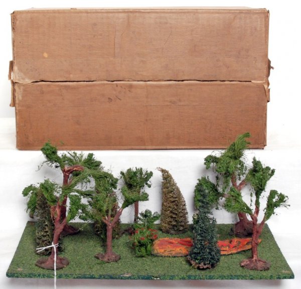 Lionel prewar 910 grove of trees, OB: Lionel prewar 910 grove of trees, nice original. OB is complete with good label, square. Both are C8 area.
