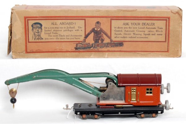 Lionel 810 operating derrick car in OB w/insert: Lionel 810 operating derrick car in original box with insert, high C7+. Box is square with inserts, missing flaps on one end.