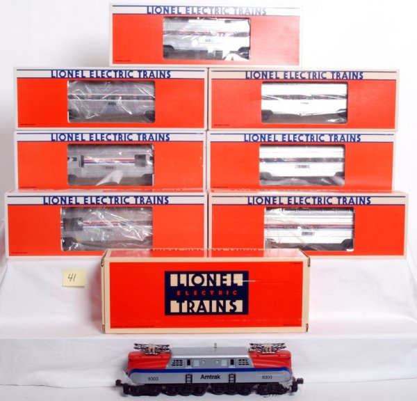 Lionel 18303 Amtrak GG-1 and seven passengers
