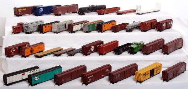 Forty-five HO scale diesel locos and freight cars: Forty-five HO scale locos and freight cars. Some missing trim, some missing or broken steps, some missing roof hatches, etc. otherwise trains look C4 to C7 range. Mantua, Tyco, AHM, Rico, Varney, Bach