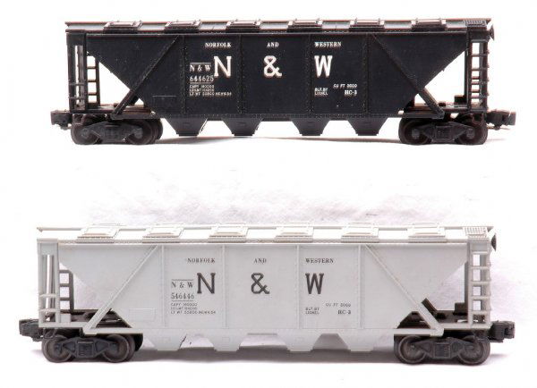 Lionel two 6446-25 N&W Covered Quad Hoppers: Lionel postwar 6446-25 Norfolk and Western one gray and one black covered quad hoppers, C7-8.