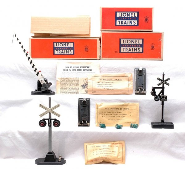 Lionel 140 Banjo 154 Crossing Signals 252 LN OBs: Lionel postwar 140 banjo signal in OB with packet, three coil wires and a 145C contactor and 154 automatic road crossing signal in OB with factory sealed packet. Also included is a 252 automatic cross