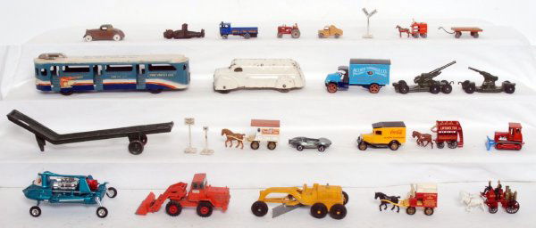 Arcade, Lesney, Dinky, Tootsietoy, Lledo, cars: Nice lot of diecast, cast iron and tin vehicles, trailer and figures. Arcade Greyhound Lines New York WorldÕs Fair cast iron bus, Dinky JoeÕs Car, Tootsietoy road grader and cannons and various Lesn