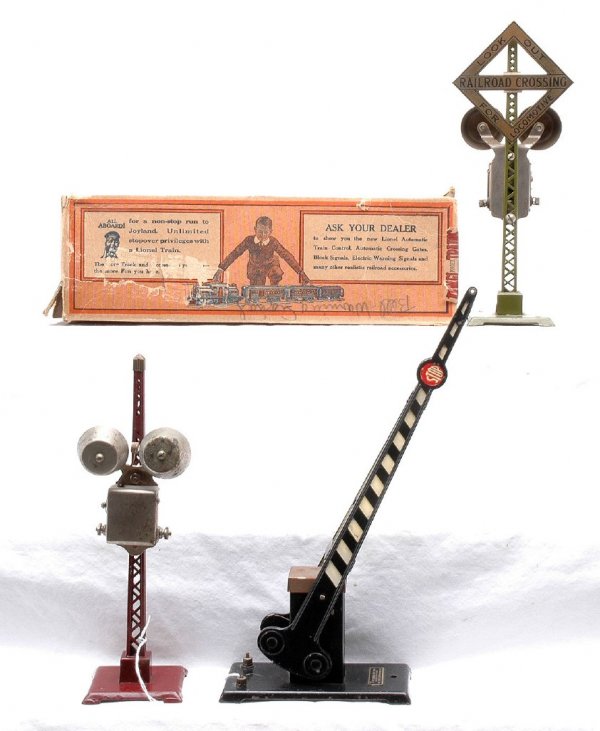 Lionel 2-69 Warning Bells 77 Crossing Gate: Lionel prewar two 69 electric warning bell signals, one in worn OB. One 69 is olive green with brass sign and one is maroon missing sign. Also included is a 77 automatic crossing gate. The accessories