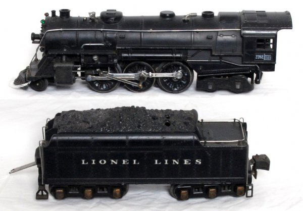 Lionel 226E steam loco and 2226W tender: Lionel prewar O gauge 226E steam loco and 2226W tender (missing coupler key), C7.