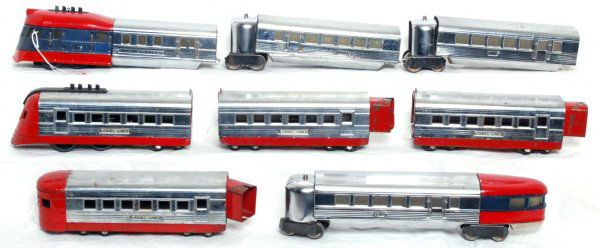Lionel Flying Yankee and Lionel Jr. train sets: Two Lionel prewar O gauge articulated streamline passenger trains with powered units, two coaches each and observations. Lionel Flying Yankee 616 powered unit missing one hand rail with two 617 coache