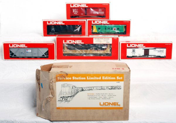 Lionel 1672 Service Station set: Lionel 1672 set includes 8666 Northern Pacific GP-9, OB has tear on flap. Looks C9-10. Cars included are 9267 Alcoa Hopper, 9869 Santa Fe reefer, 9775 Minneapolis boxcar, 9776 Southern Pacific box car