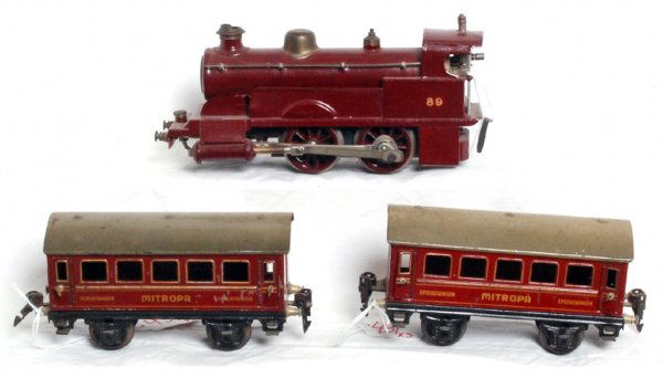 Marklin Live steam loco and two cars, gauge O: Marklin O gauge live steam locomotive, repainted, C6. Mitropa Speisewagen and Schlafwagen cars are original C6.