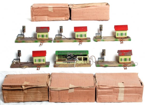 Five Kibri Nr. 8/81 Stuck and one train stop: Five Kibri HO scale Nr. 8/81 Stuck, four in original boxes and one train/bus stop in original box, C4-5. Boxes show light to mild wear.