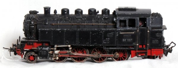 Marklin HO scale 86 197 steam tank engine: Marklin HO scale 86 197 steam tank engine, missing one lamp, nice clean C6.