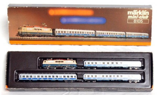 Marklin 8105 Airport Express Frankfurt train set: Marklin mini-club Z scale 8105 Frankfurt Airport Express train set in original box, C7-8. Electric loco, 1st and 2nd class coach and two 2nd class coaches.