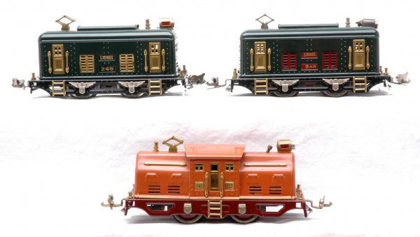 Lionel 2-248 Locos 252 Loco All Restored: Lionel prewar O gauge two 248 dark green 0-4-0 electric locos, one with brass inserts and one with maroon inserts. Both locos have been restored to look like new. Also included is a terra cotta 0-4-0