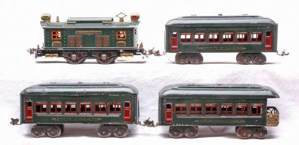 Lionel Dark Green Pass Set 98 253 610 610 612: Lionel prewar O gauge dark green passenger set no. 98, circa 1925 containing; 253 electric 0-4-0 loco with orange inserts, two 610 Pullmans and 612 observation. The passenger cars have maroon inserts
