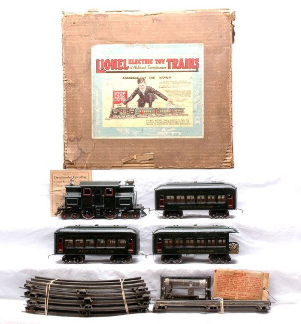 Lionel Dark Gr NYC Set 166 156 610 610 612 OB: Lionel prewar O gauge dark green New York Central Lines Deluxe passenger set no, 166, circa 1917 in set box containing; 156 electric 4-4-4 loco with nickel trim, two 610 Pullmans, 612 observation, 88